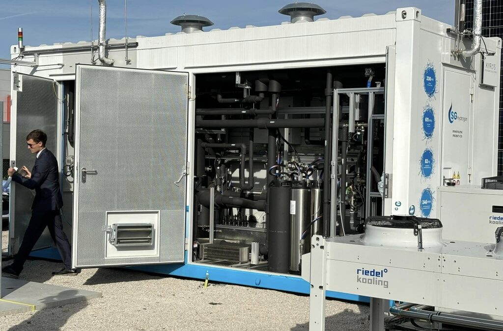 V Napajedlech spuštěn první průmyslový elektrolyzér na zelený vodík